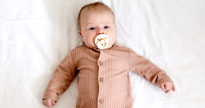 Kako obući bebu za spavanje? Šta uraditi kada je leto, a šta kada je zima?