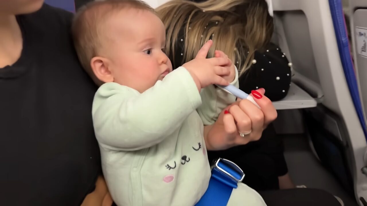 mama i beba u avionu