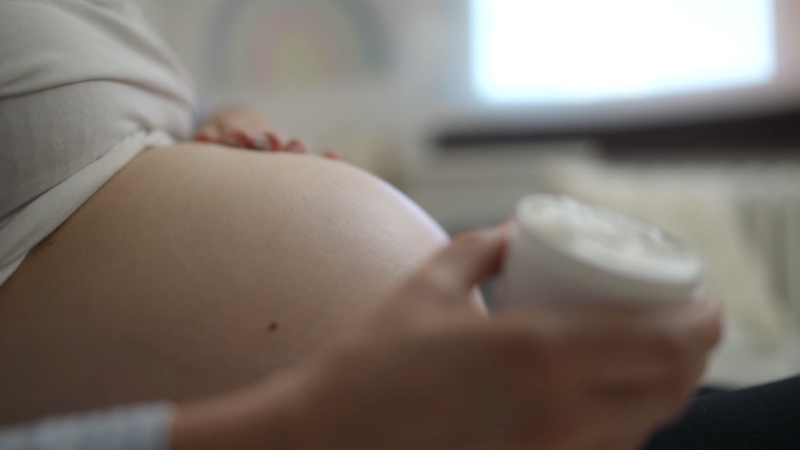 Trudnica maže kremu protiv stija na stomak