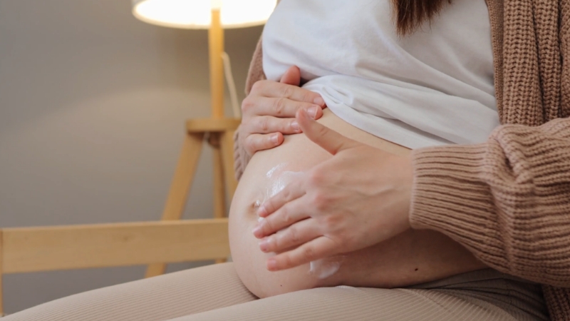 Trudnica maže kremu na stomak